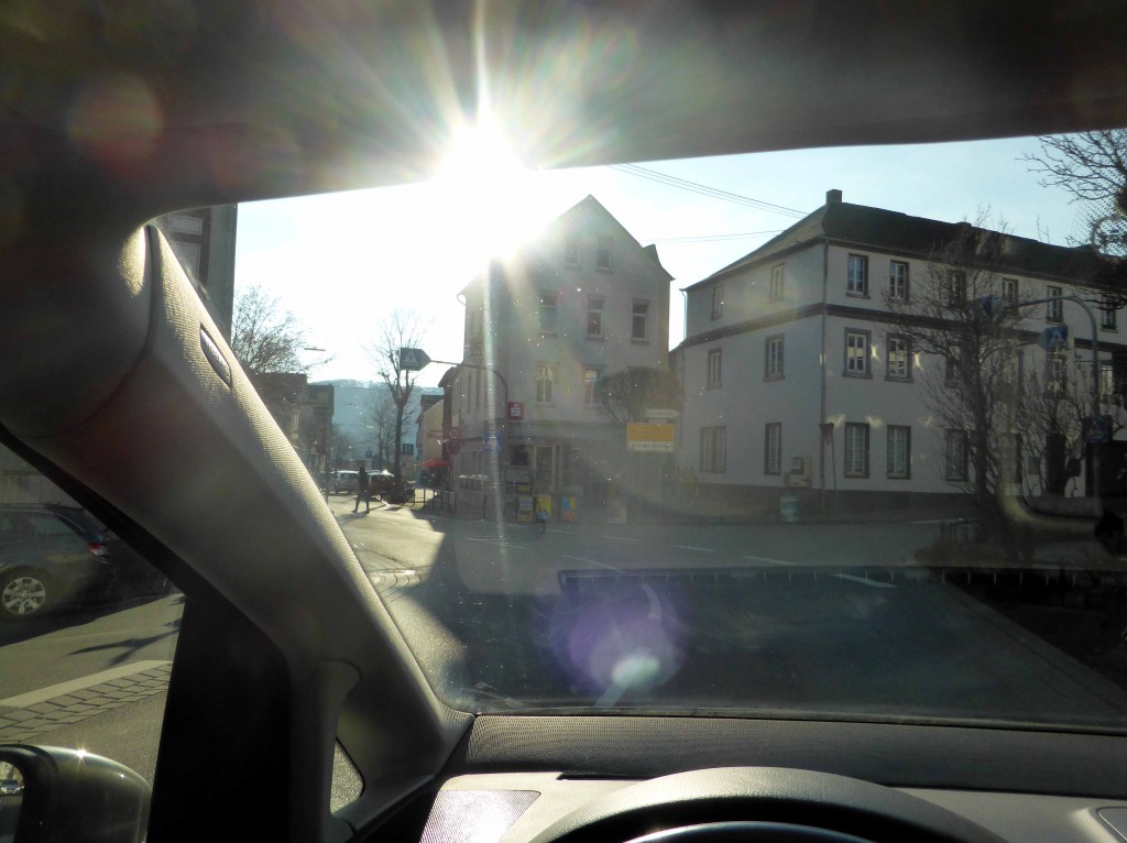 Die gleiche Szene wie auf dem Einstiegsfoto. Dieses Mal aber mit Gegenlicht. Toter Winkel, Gegenlicht und Fußgängerüberweg ohne frühzeitige Ankündigung hinter einer Kurve in einem Kreuzungsbereich. Hier soll kein Handlungsbedarf sein ?!?