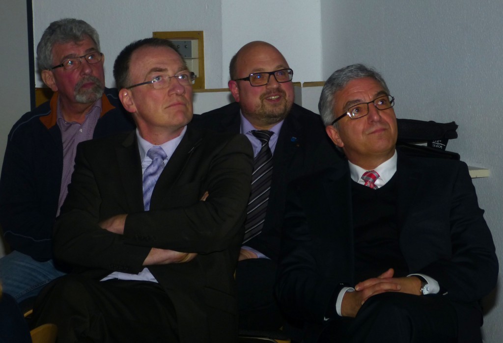 v.l.n.r.: Helmut Veit (1. Vorsitzender der Bürgerinitiative), Werner Groß (Verbandsbürgermeister), Joachim Müller (Stadtbürgermeister) und Roger Lewentz (Innenminister RLP) verfolgen die technischen Ausführungen zur Voruntersuchung durch Mitarbeiter des Landesbetrieb für Mobilität.