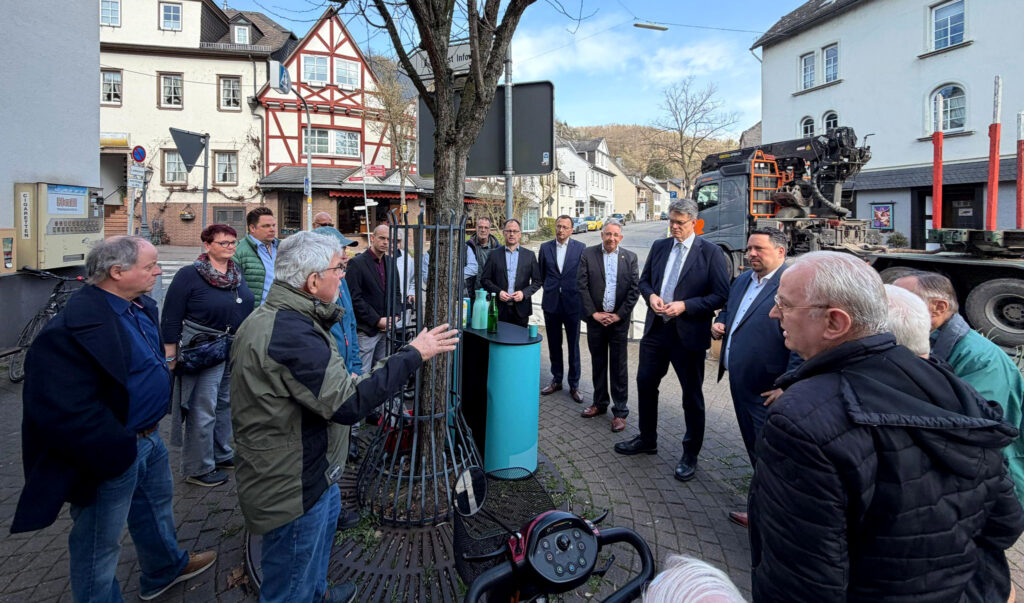 Helmut Veit erörtert die aktuelle Sachlage.